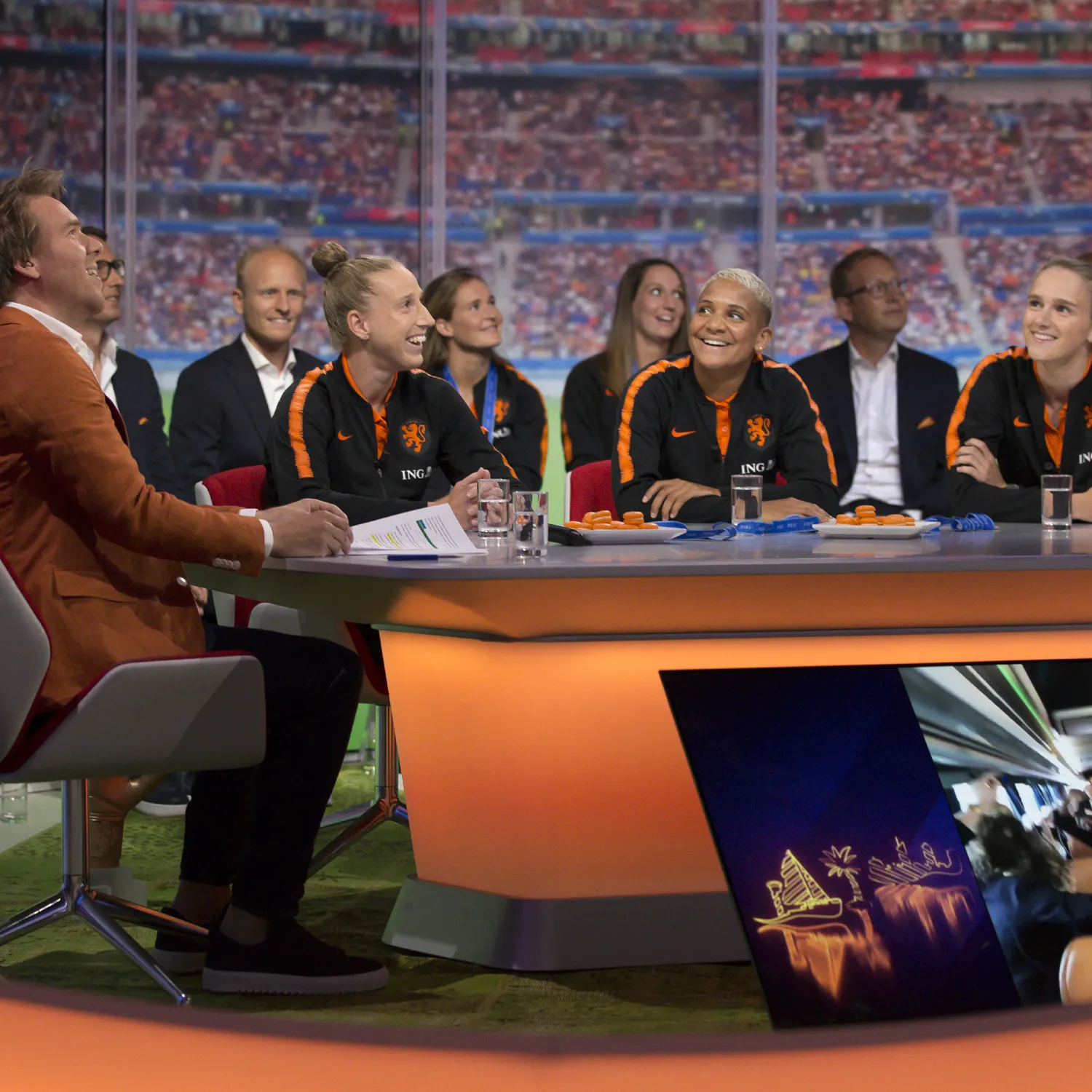 Foto van Sjoerd met de dames van het Nederlandse Vrouwenelftal.
