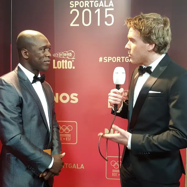 Foto van Sjoerd in een smoking waarop hij Clarence Seedorf interviewt.